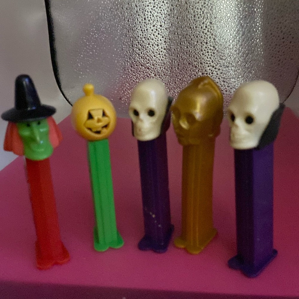 PEZ Halloween group a Witch pumpkin & 3 skulls 2 white and 1 gold